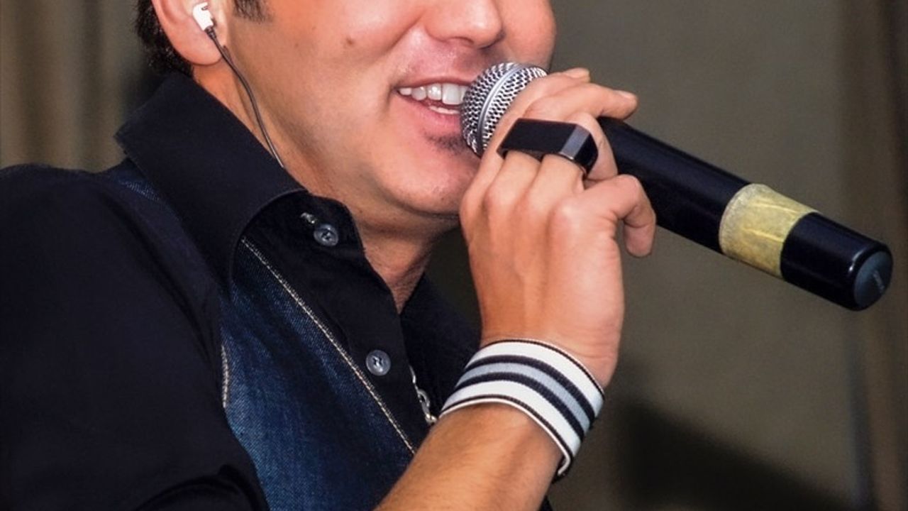 Şarkıcı Metin Arolat Hayatını Kaybetti