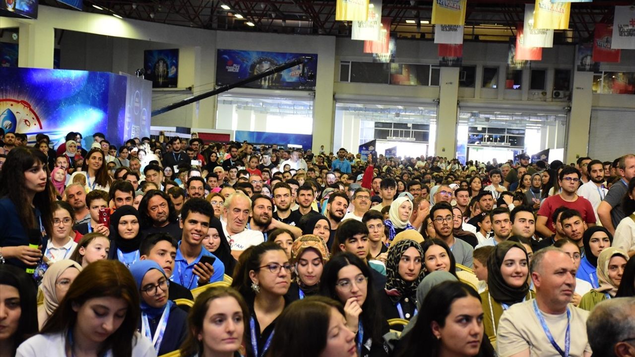 Selçuk Bayraktar TEKNOFEST Akdeniz'de Gençlerle Buluştu