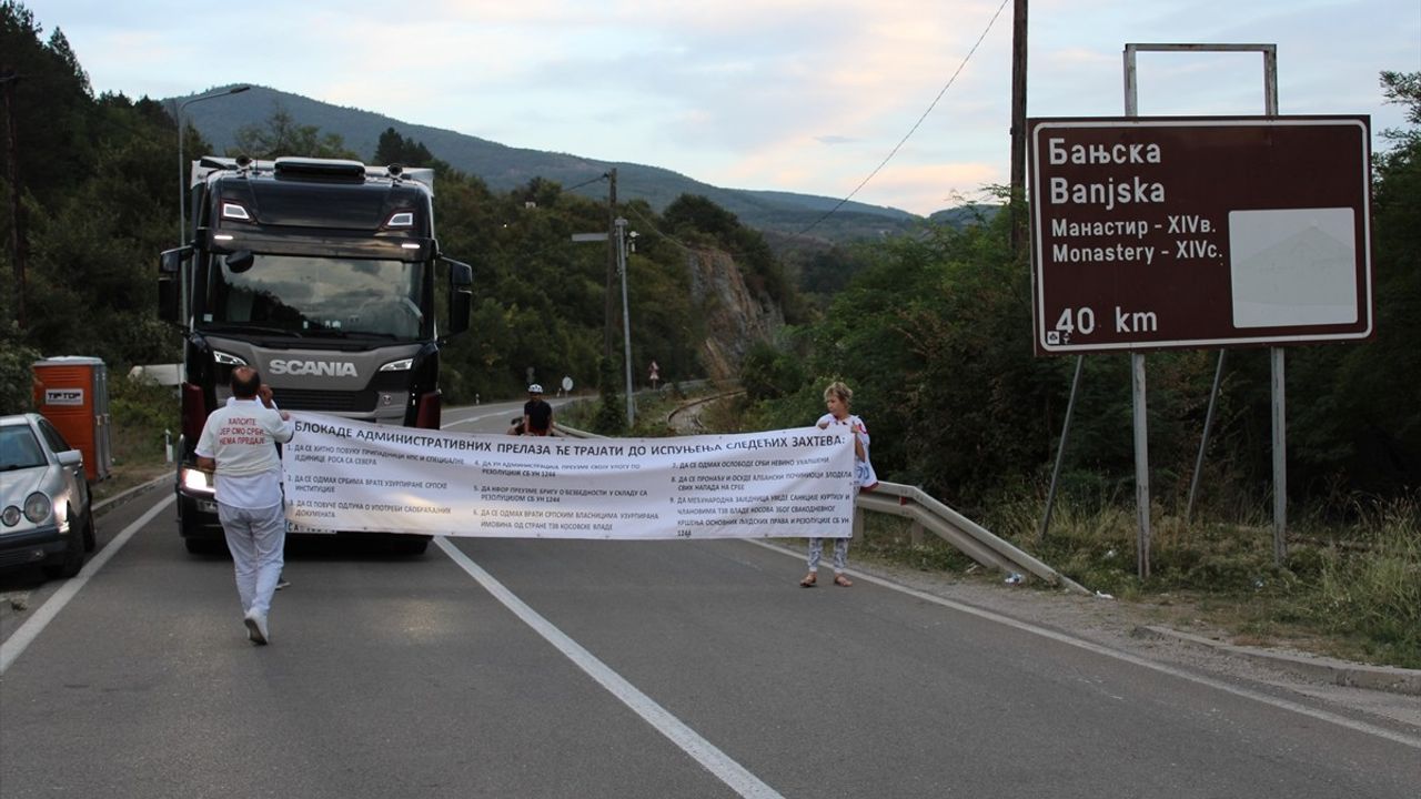 Sırbistan-Kosova Sınırında Yol Kapatma Eylemleri Başladı