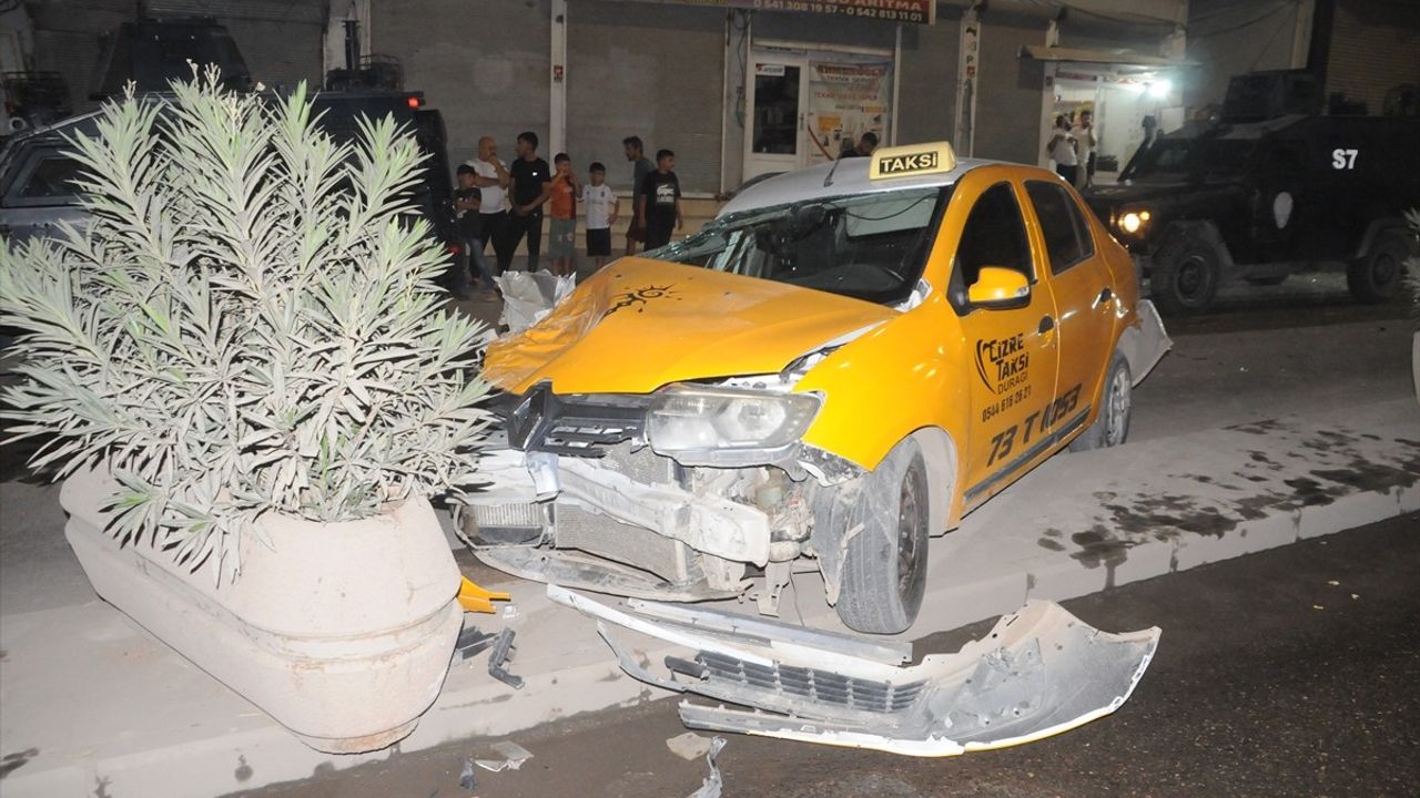 Şırnak'ta Freni Boşalan Tır İki Araca Çarptı