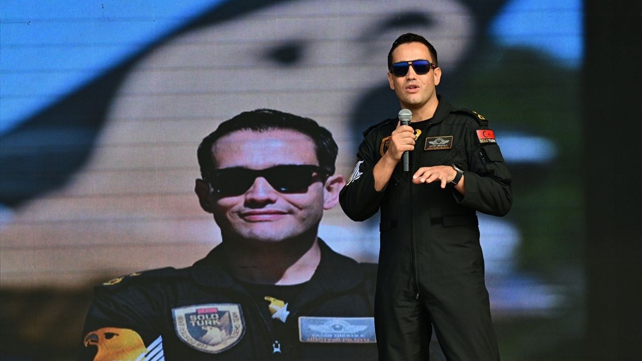 SOLOTÜRK Pilotları İstanbul'da Zafer Bayramı'nı Kutladı