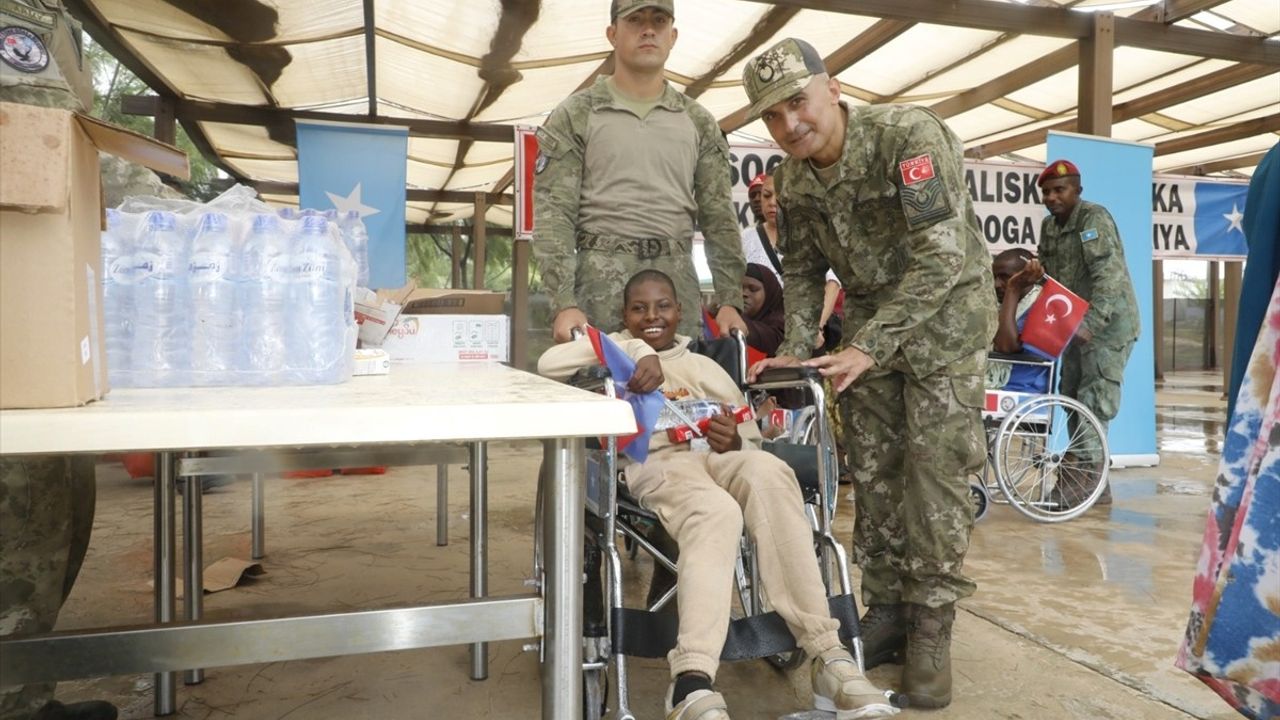 Somali Türk Görev Kuvveti İhtiyaç Sahiplerine Tekerlekli Sandalye Dağıttı