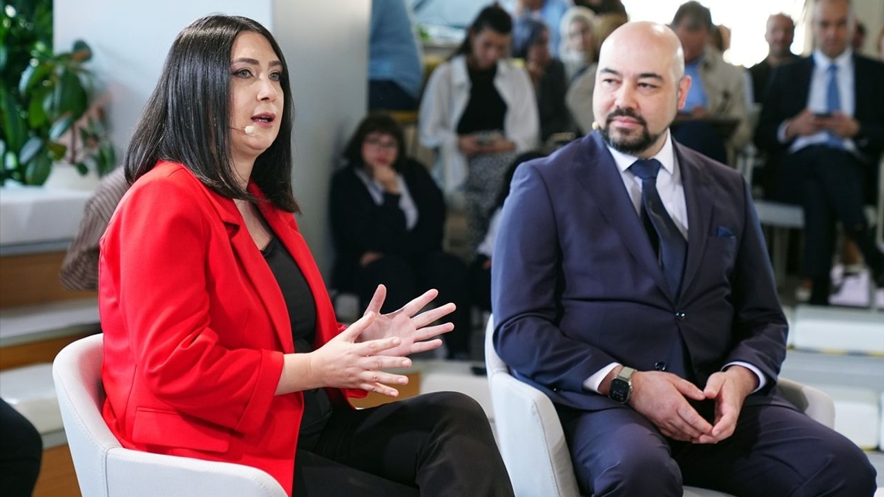 Sosyal Medyanın Olumsuz Yönleri Tartışıldı