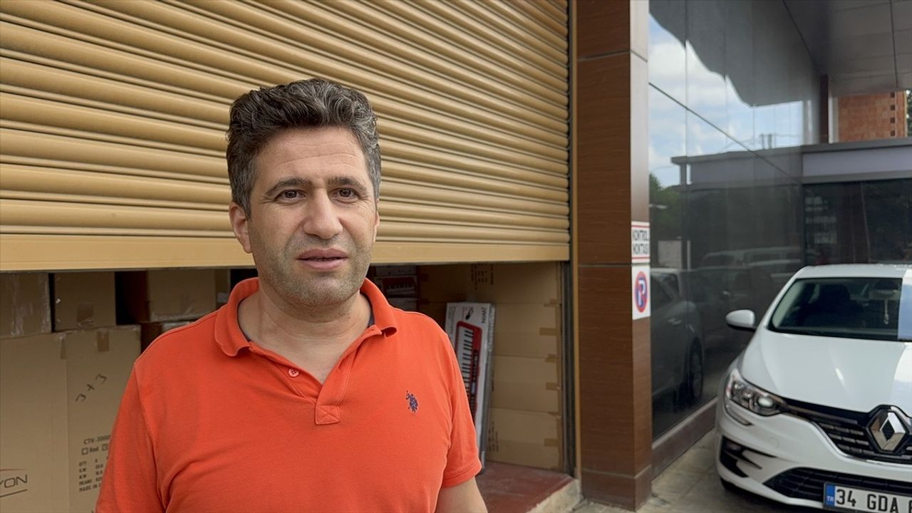 Sultanbeyli'de Sağanak Sonrası Elektronik Eşya Deposunda Maddi Zarar