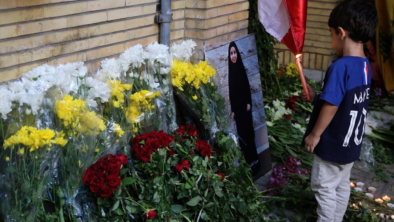 Tahran'da Lübnan İçin Karanfil Bırakma Etkinliği