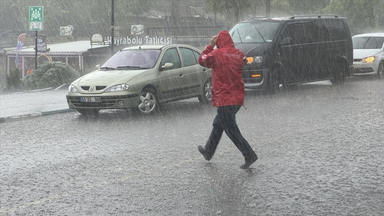Tekirdağ'da Sağanak Yağmur Hayatı Olumsuz Etkiliyor