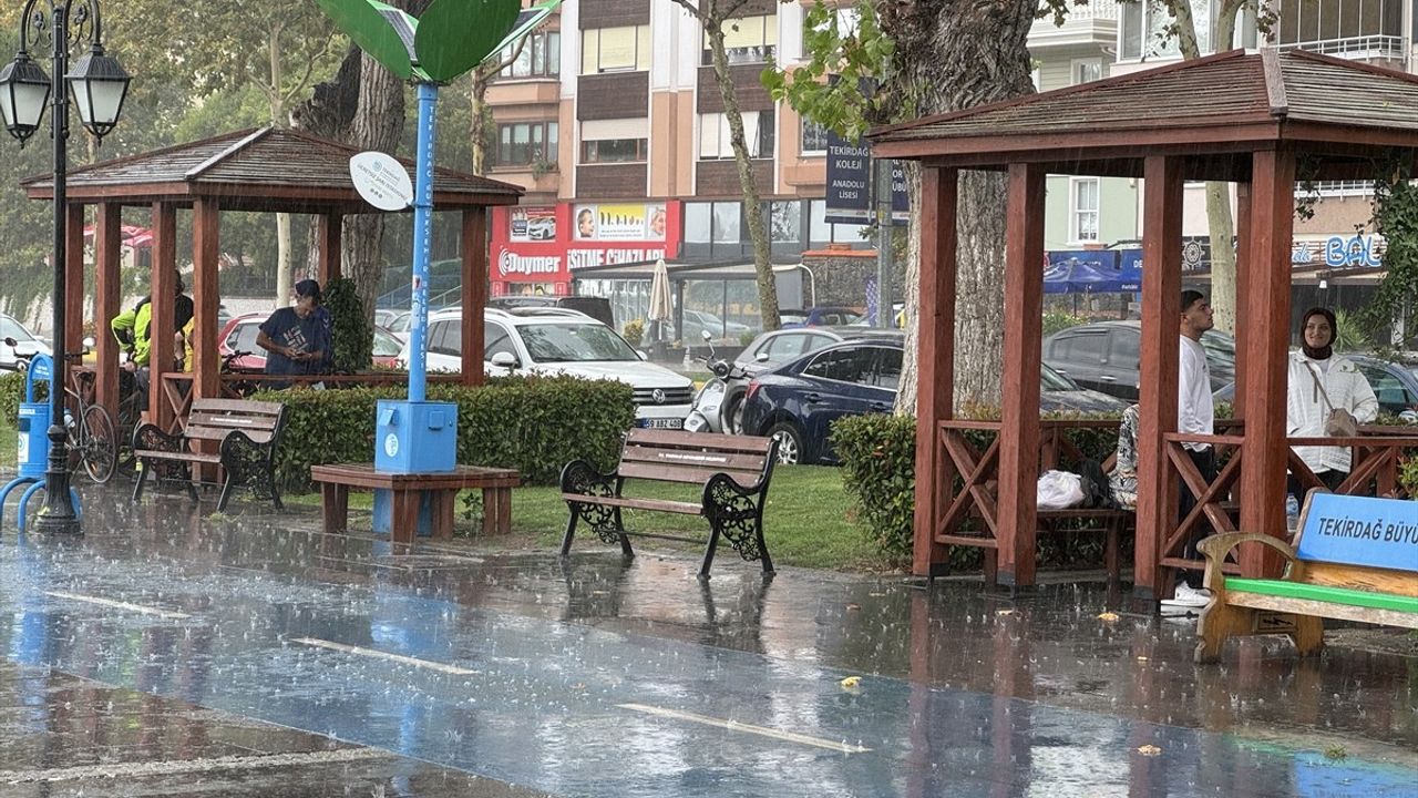 Tekirdağ'da Şiddetli Sağanak Yağış Etkili Oluyor