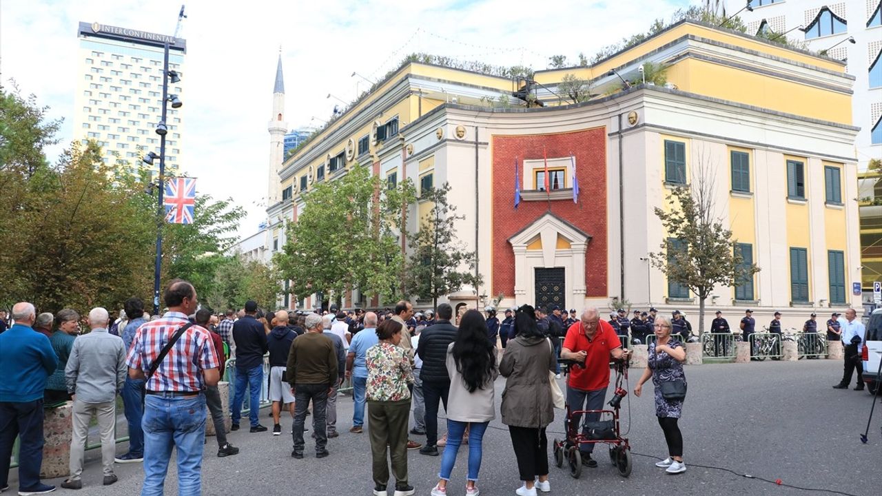 Tiran'da Yolsuzluk İddiaları Nedeniyle Protestolar Devam Ediyor