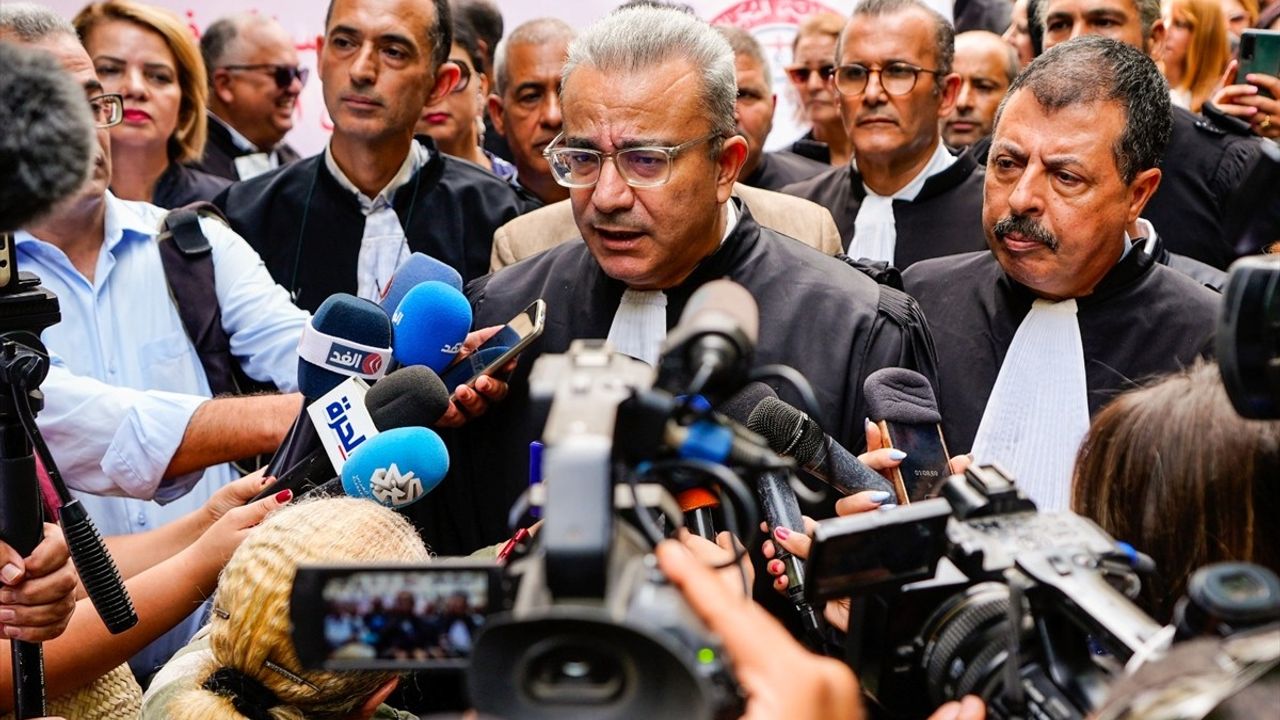 Tunus'ta Avukatlar Hukuk İhlallerini Protesto Etti