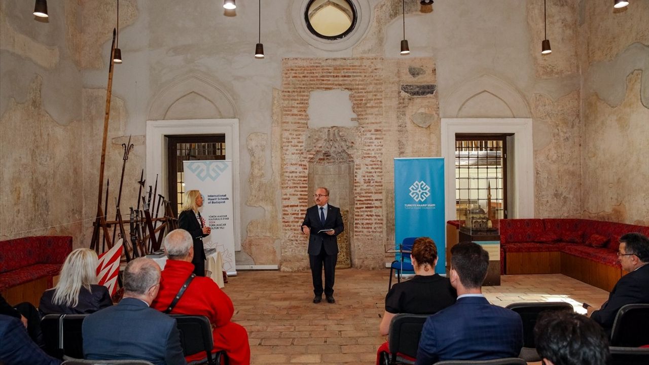 Türk-Macar Kültür Yılı'nda 'Şiirler, Güller, Işıklar' Tanıtıldı