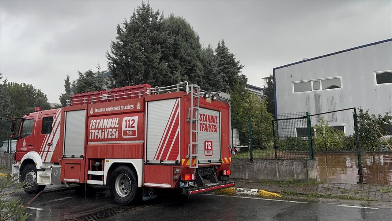 Tuzla'da Fabrikada Yangın Koopasyon Ekiplerinin Zamanında Müdahalesiyle Kontrol Altına Alındı