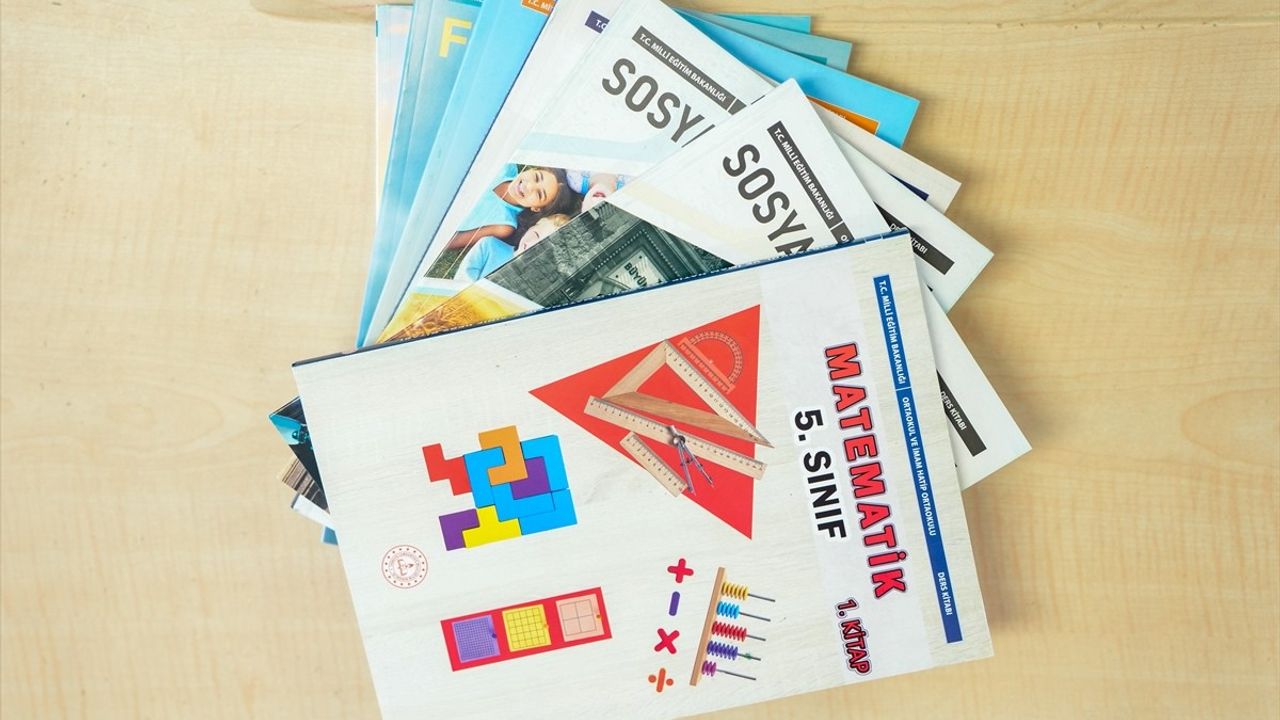 Ücretsiz Ders Kitapları Öğrencilere Dağıtılmaya Başladı