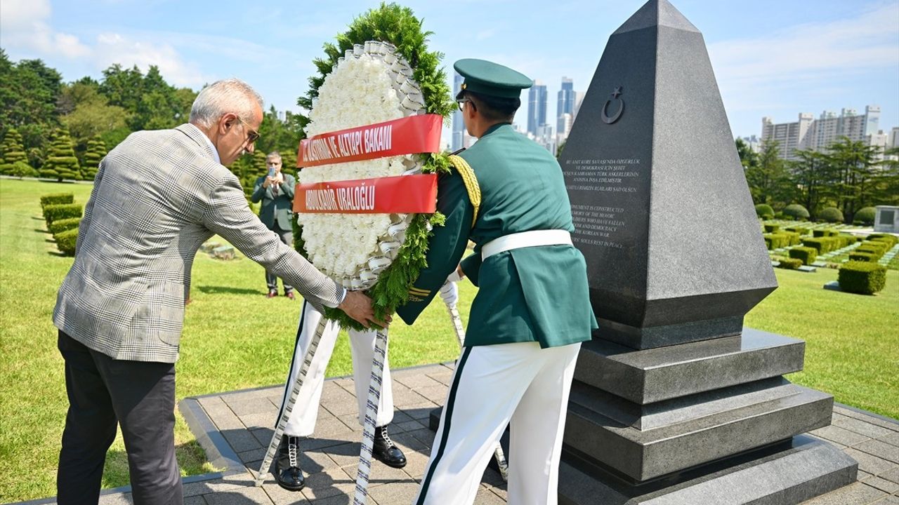 Ulaştırma Bakanı Uraloğlu Kore'deki Şehitleri Ziyaret Etti