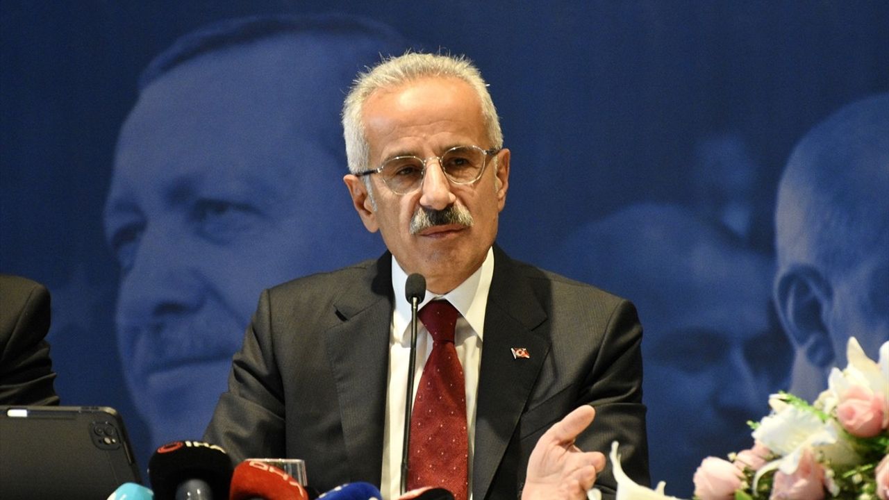 Ulaştırma ve Altyapı Bakanı Uraloğlu, Samsun'da Yeni Anayasa Vurgusu Yaptı