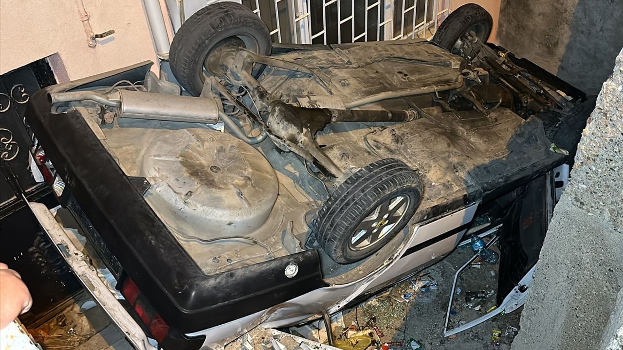 Uşak'ta Merdiven Boşluğuna Düşen Otomobilde Bir Ölü, Bir Yaralı