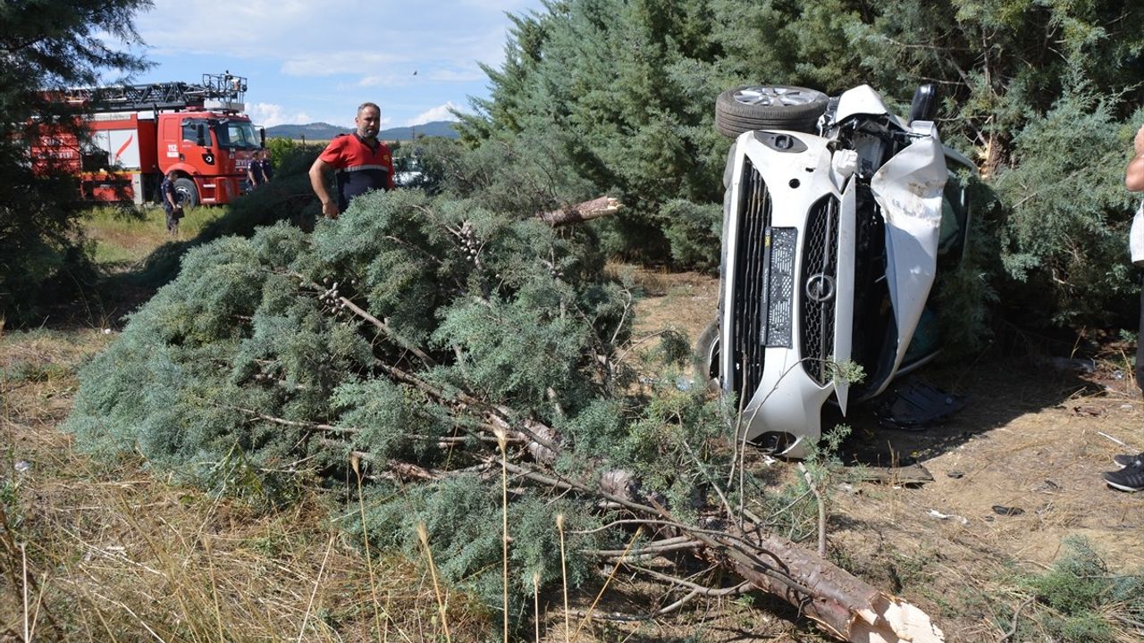 Uşak'ta Şarampole Devrilen Araçta Anne ve İkiz Bebekler Yaralandı