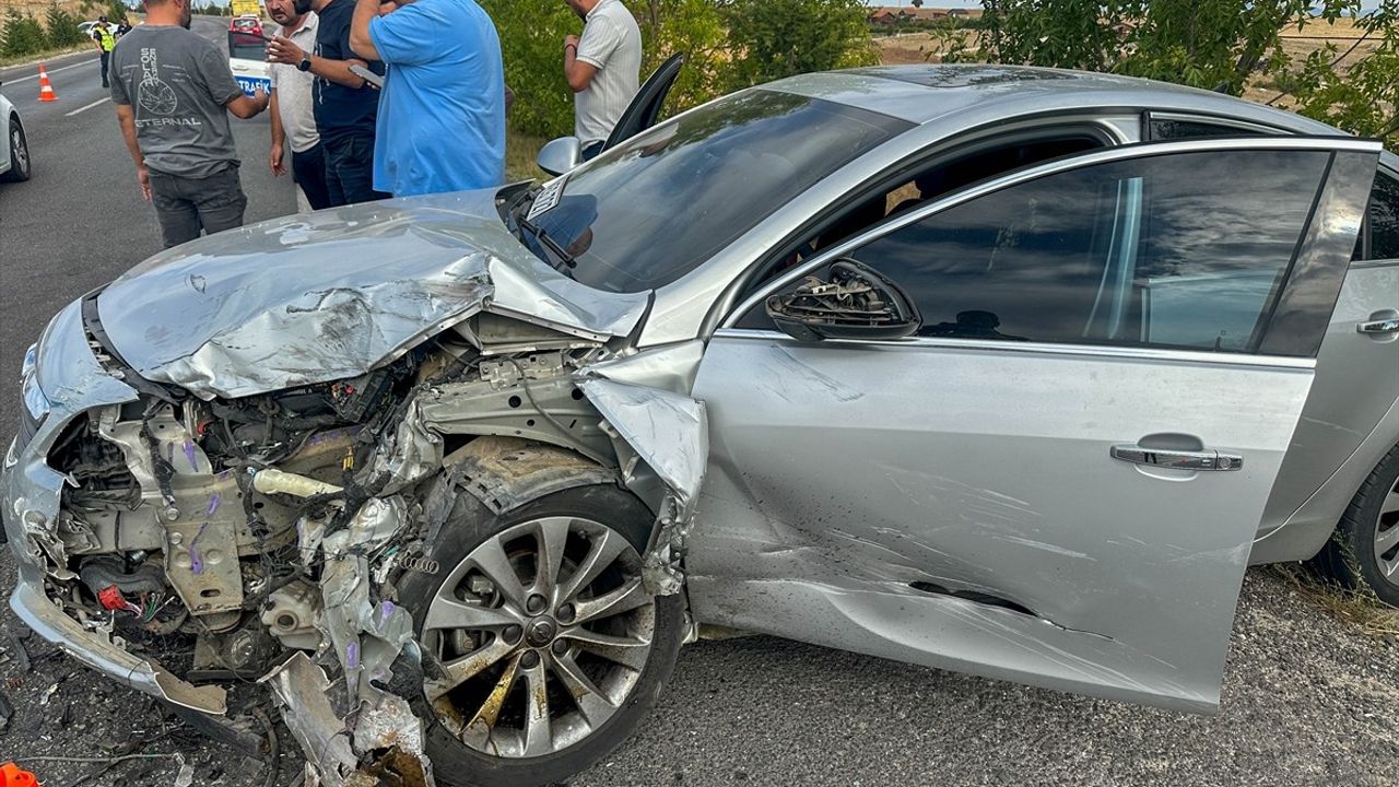 Uşak'ta Trafik Kazası: Anne ve Oğlu Hayatını Kaybetti