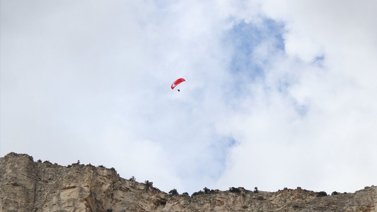 Uzundere'de Ekstrem Spor Rüzgarı: Wingsuit Uçuşu ve Akrobasi Gösterileri