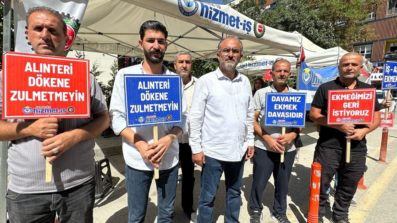 Van'da İşten Çıkarılan İşçiler Görevlerine Dönmek İçin Eylemde