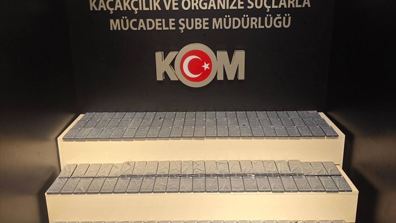 Van'da Minibüs Operasyonu: 296 Kaçak Cep Telefonu Ele Geçirildi
