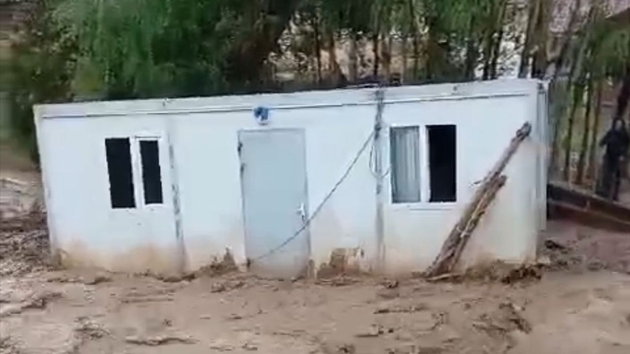 Van'da Sel Felaketi: Başkale İlçesinde Sağanak Sonrası Su Baskınları