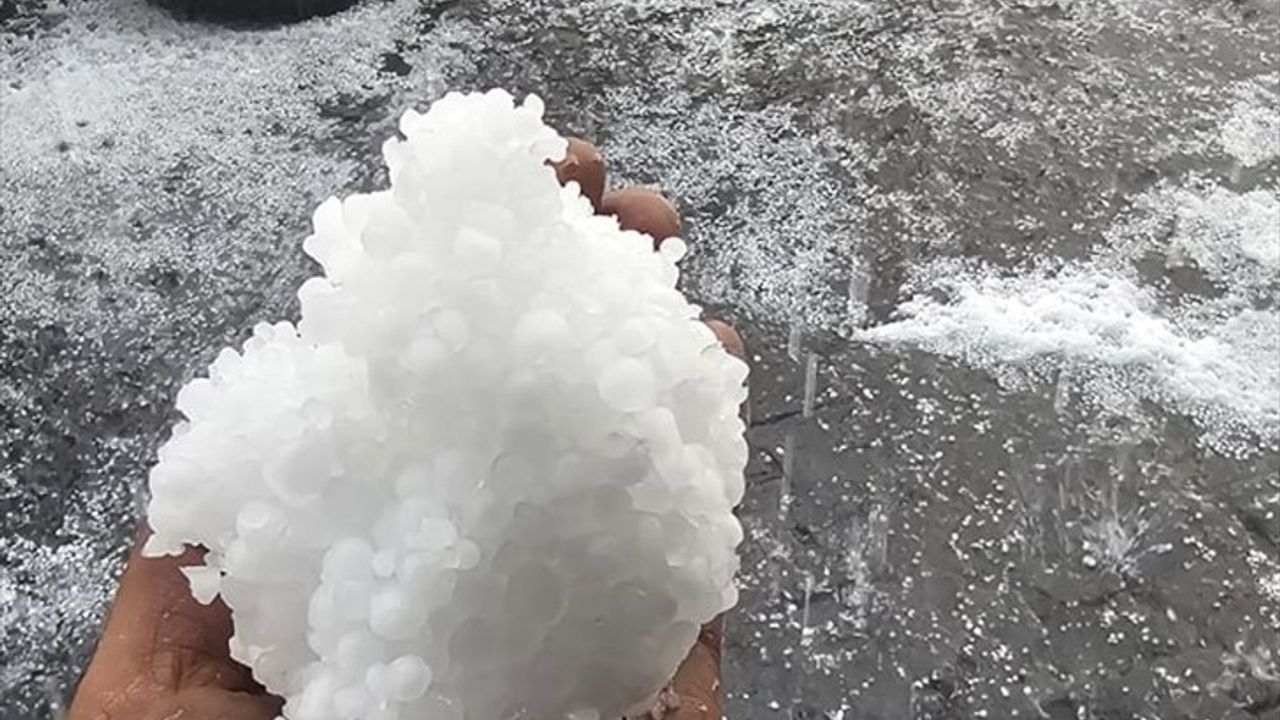 Van'da Şiddetli Dolu Yağışı Tarım Arazilerine Zarar Verdi