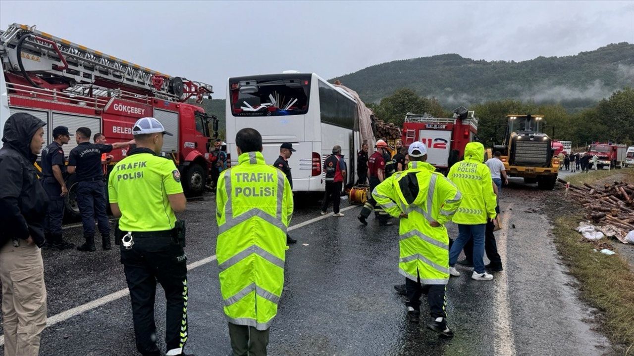 Zonguldak'ta Otobüs ve Kamyon Çarpıştı: 2 Ölü, 23 Yaralı