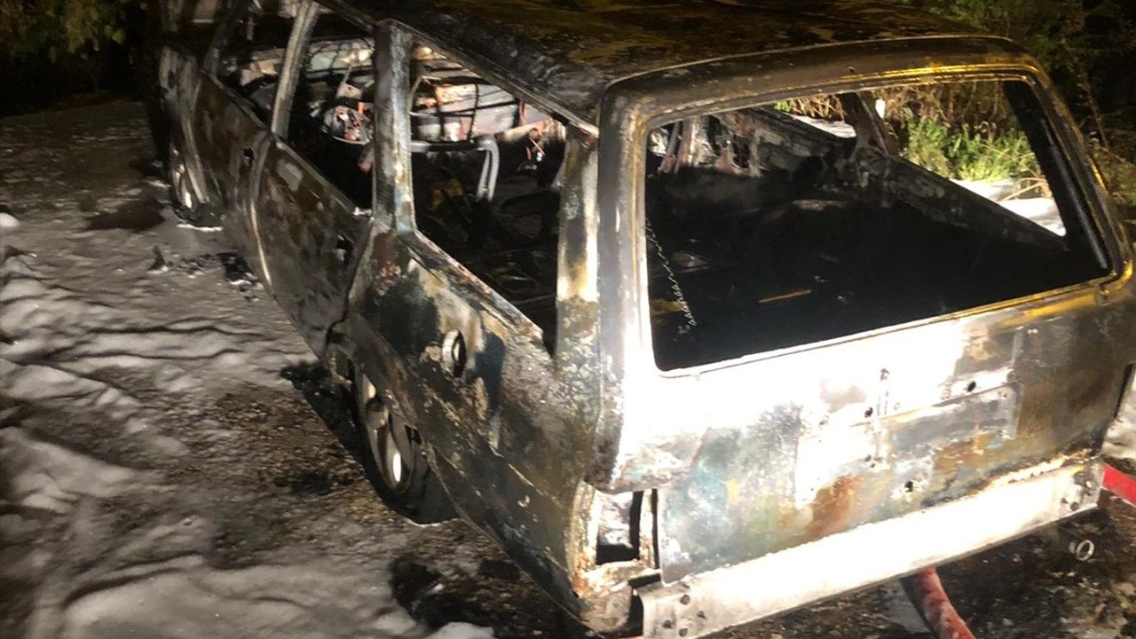 Zonguldak'ta Park Halindeki Otomobil Alev Alev Yandı