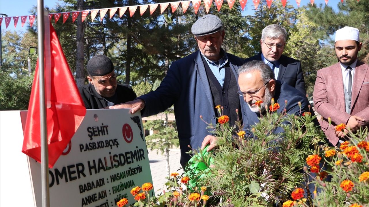 15 Temmuz Derneği'nden Şehit Ömer Halisdemir'in Kabrine Anlamlı Ziyaret