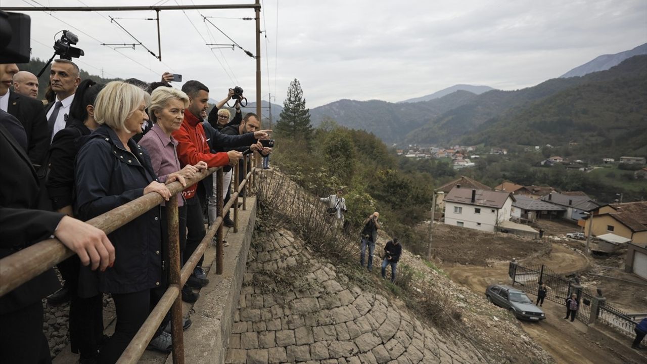 AB Komisyonu Başkanı von der Leyen Bosna Hersek'te Sel Bölgesini Ziyaret Etti