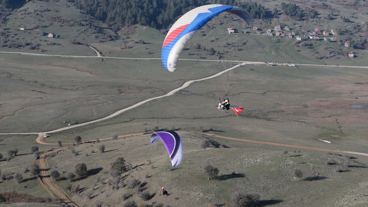 Abant'ta Yamaç Paraşütü Şöleni: Cumhuriyet'in 101. Yılı Coşkuyla Kutlandı