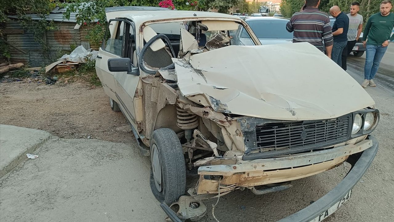 Adana'da Park Halindeki Kamyonete Çarpan Otomobilde 3 Yaralı