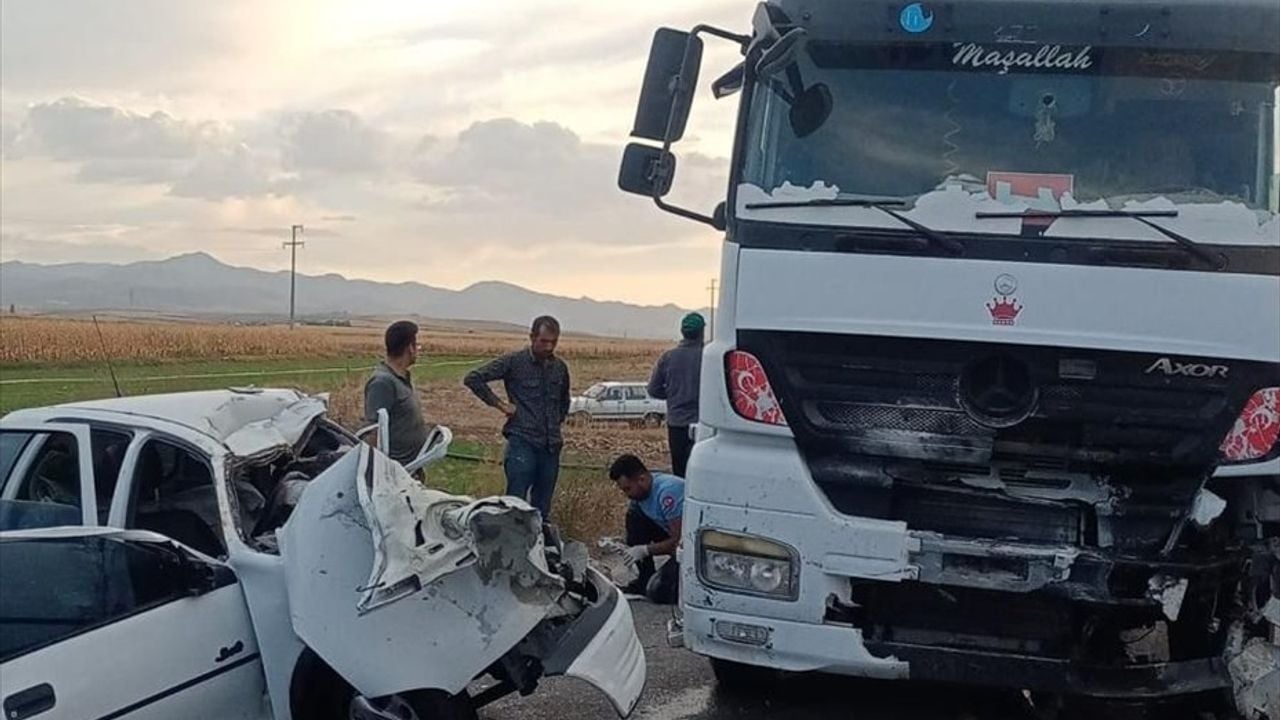 Afyonkarahisar'da Tır-Otomobil Kazası: 3 Kayıp, 1 Ağır Yaralı