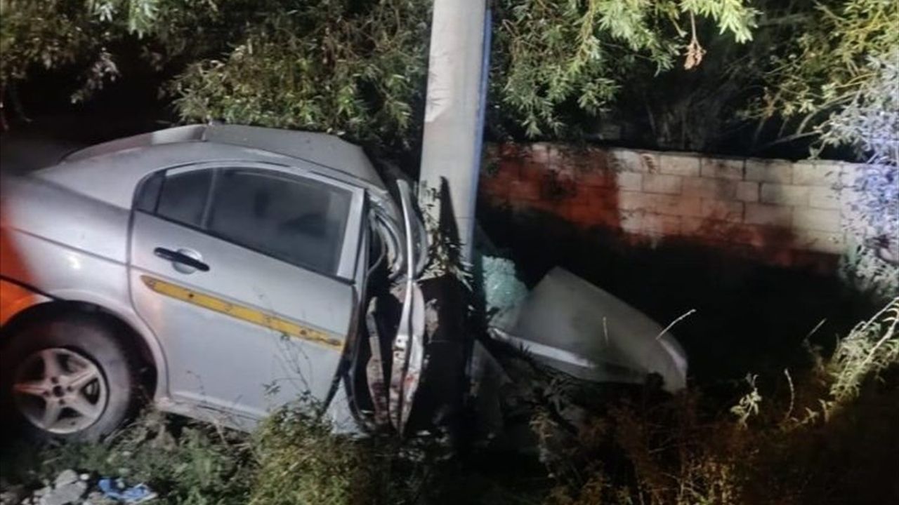 Ağrı'da Elektrik Direğine Çarpan Otomobilin Sürücüsü Hayatını Kaybetti