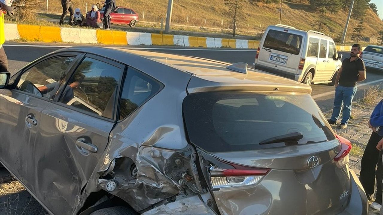 Ağrı'da İki Otomobilin Çarpışması: 1 Bebek Dahil 8 Yaralı