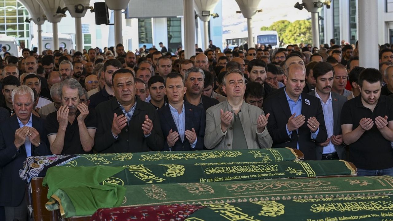 AK Parti'li Betül Önderoğlu'nun Cenazesi Toprağa Verildi