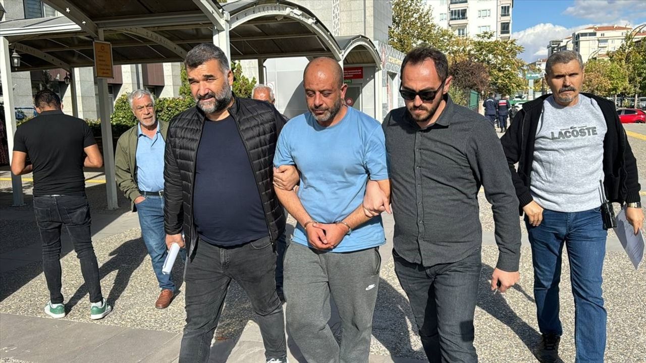 Aksaray'da Bıçaklı Saldırı: Resepsiyon Görevlisi Yaralandı