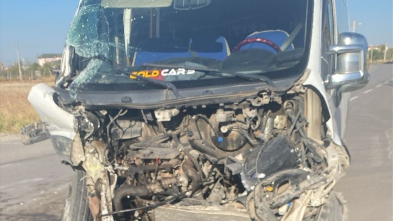 Aksaray'da Öğrenci Servisi ve Tır Çarpıştı: 6 Yaralı