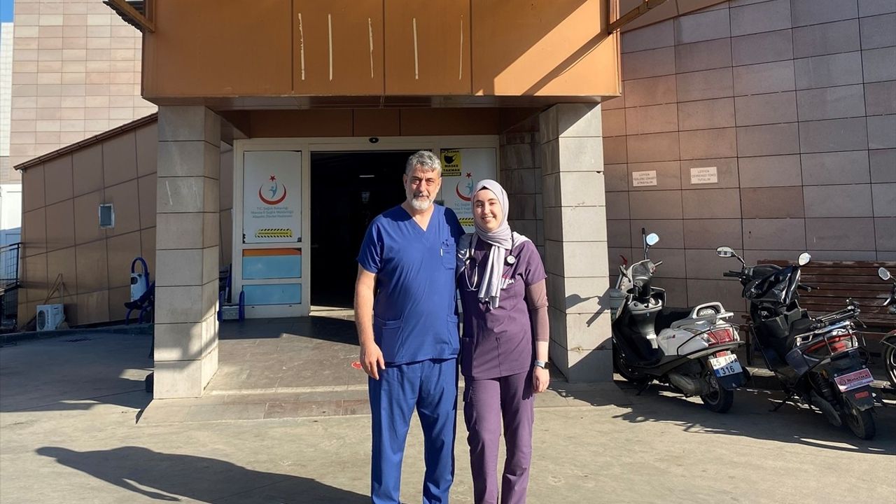 Alaşehir'de Baba Kız Birlikte İlk Görevlerine Başladı