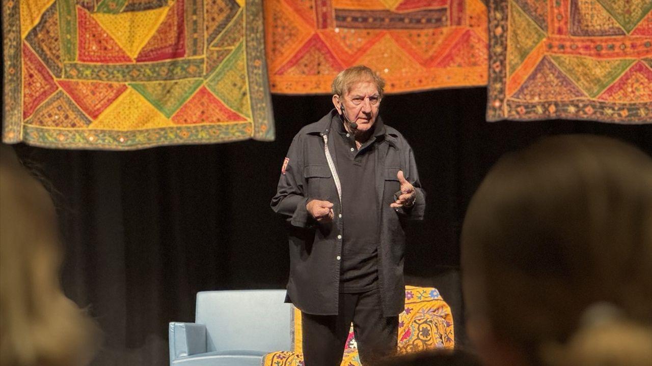 Ali Poyrazoğlu'nun 'Asi Kuş' Oyunu AKM'de Sahnelendi