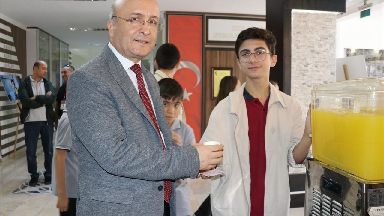 Amasya'da Öğrencilerden Filistin'e Yardım Limonatası