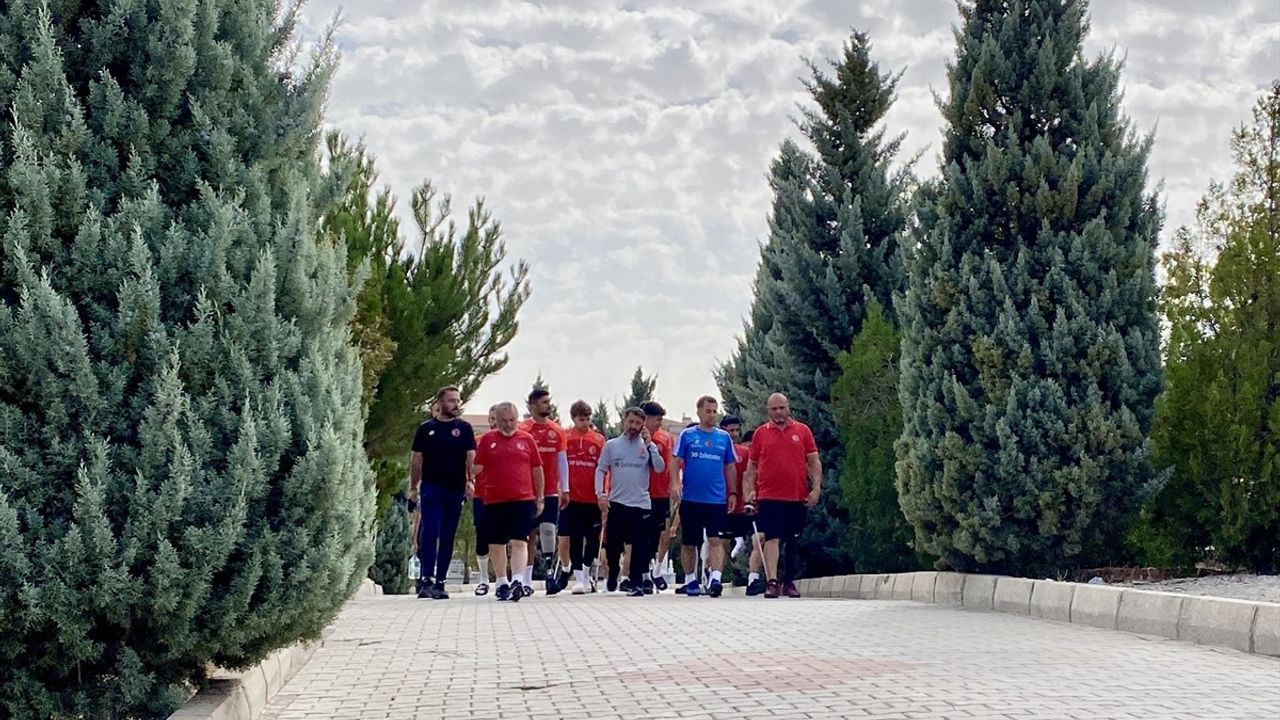 Ampute Milli Takımı'ndan Neşet Ertaş'a Ziyaret