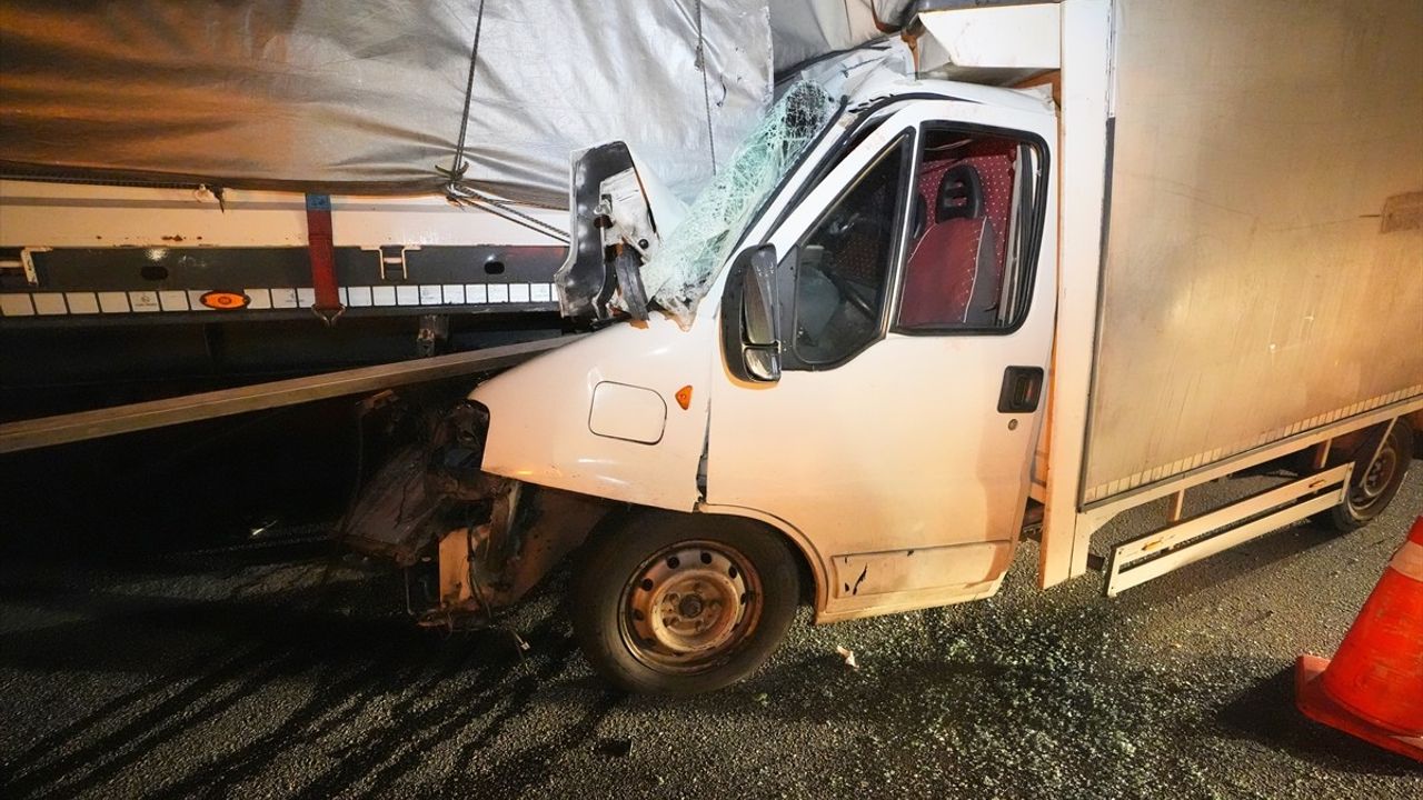 Anadolu Otoyolu'nda Feci Kaza: Kamyonette İki Yaralı