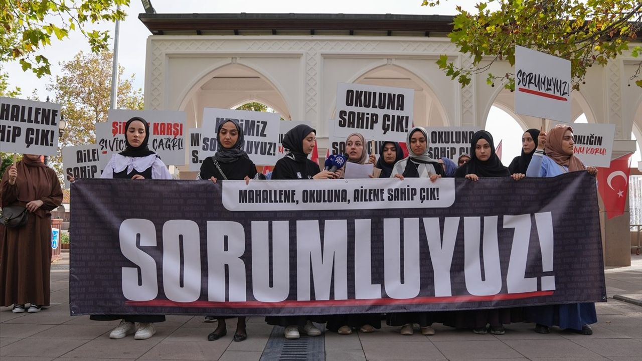 Ankara'da Genç İHH Kadına Yönelik Şiddeti Protesto Etti