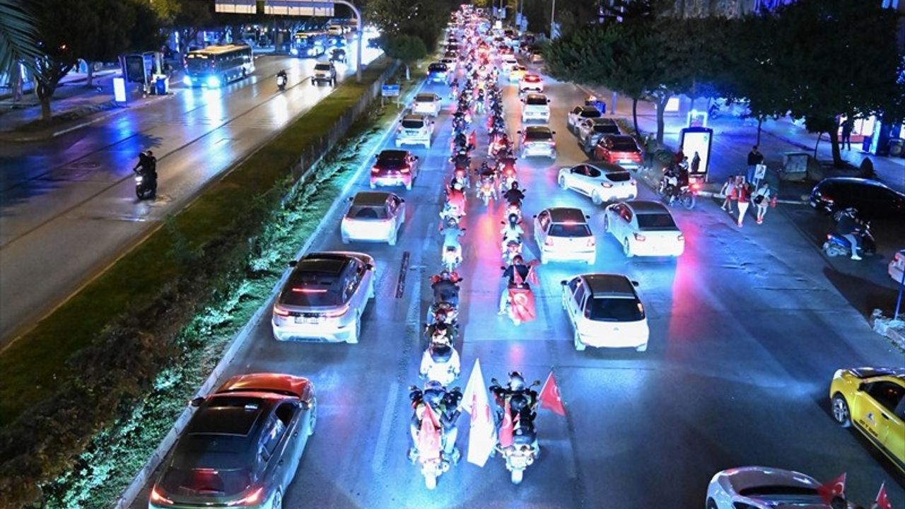 Antalya'da Coşkulu Fener Alayı