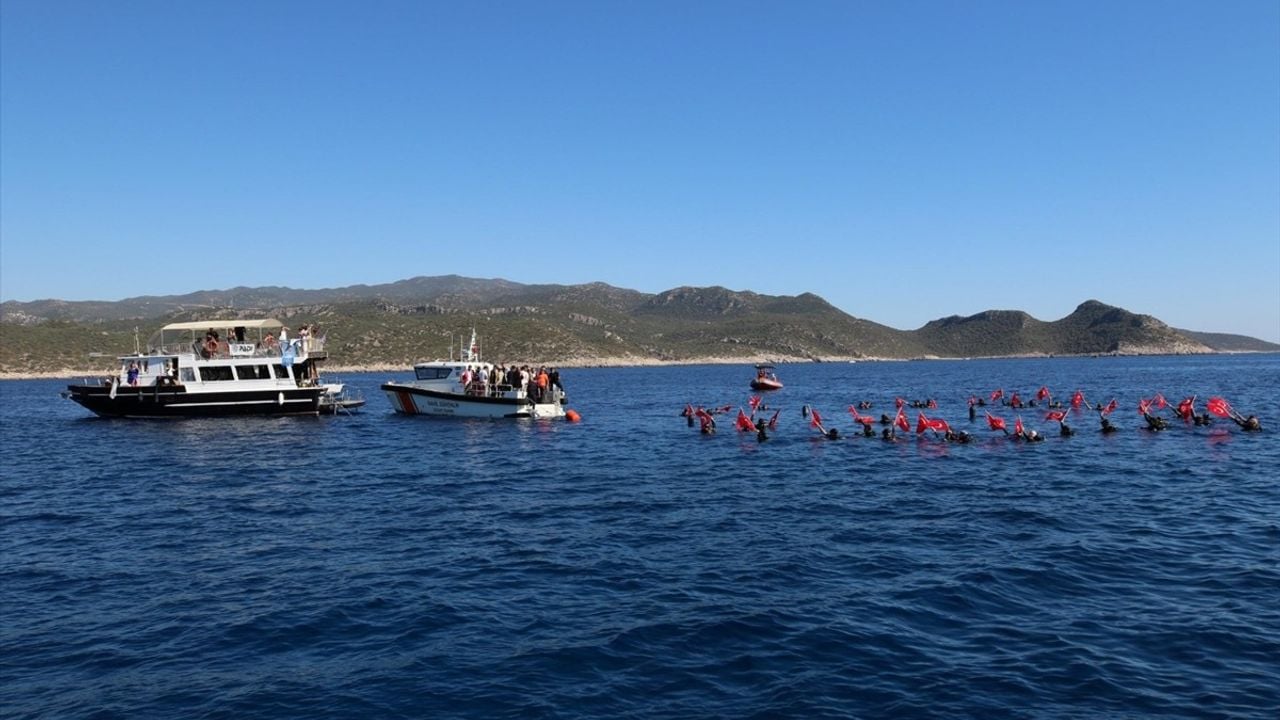 Antalya'da Cumhuriyet'e Saygı Yürüyüşü Gerçekleşti