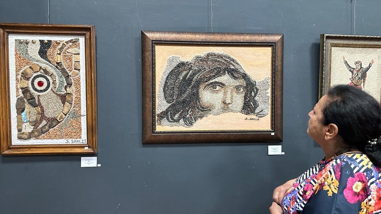 Antalya'da Doğal Çakıl Taş Mozaik Sergisi Açıldı