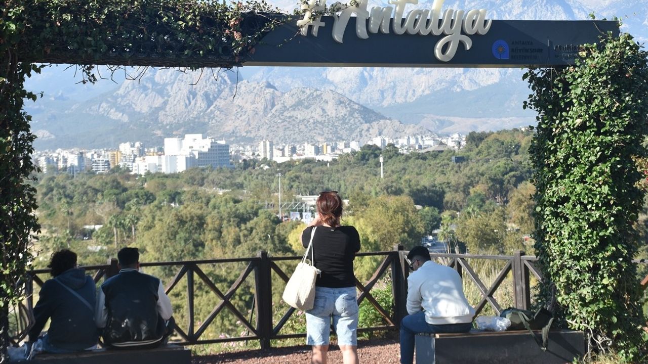 Antalya'da Güneşli Hava Denize Akın Ettirdi