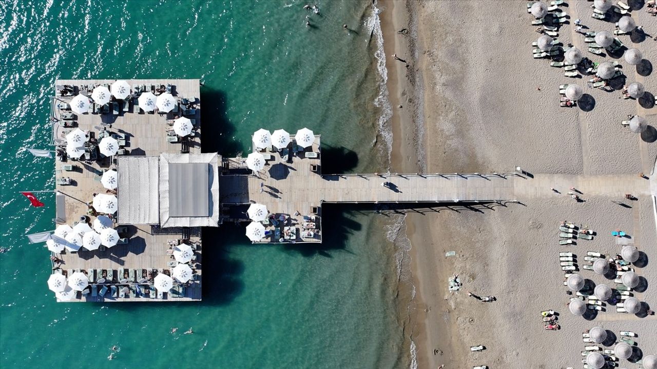 Antalya'da Güneşli Hava ve Kalabalık Sahiller