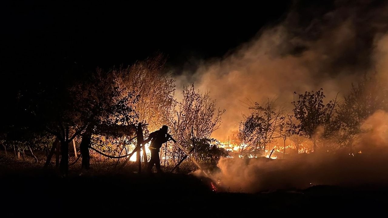 Antalya'da Tarım Araçları Deposunda Yangın: Sebep Araştırılıyor
